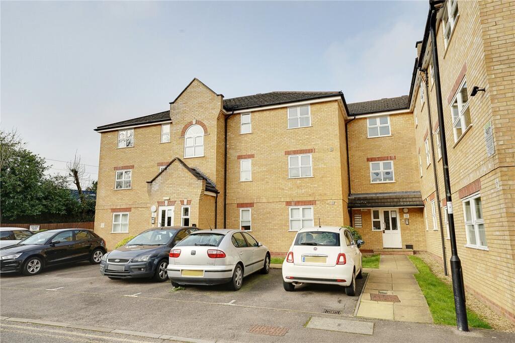 2 bed property in Kirkland Drive, Enfield